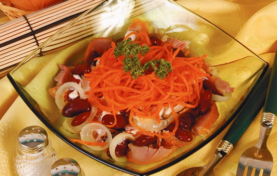 салат з квасолі з морквою, м’ясом, грибами і сиром