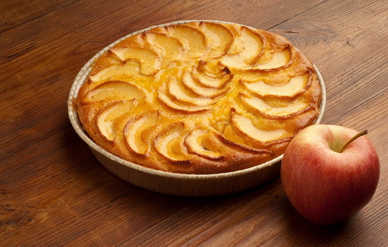 Простий і швидкий пиріг з яблуками