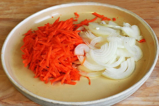 Горбуша з морквою і цибулею
