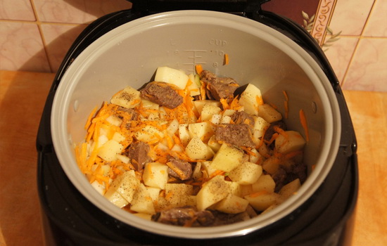 Тушкована картопля з мясом у мультиварці
