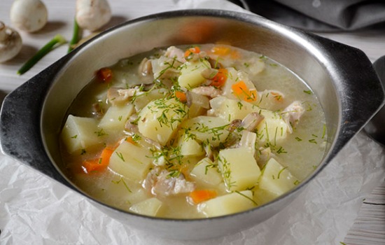 грибний суп з куркою і плавленим сиром: красиве і корисне перше блюдо. фото-рецепт супу з курочкою і плавленим сиром: крок за кроком