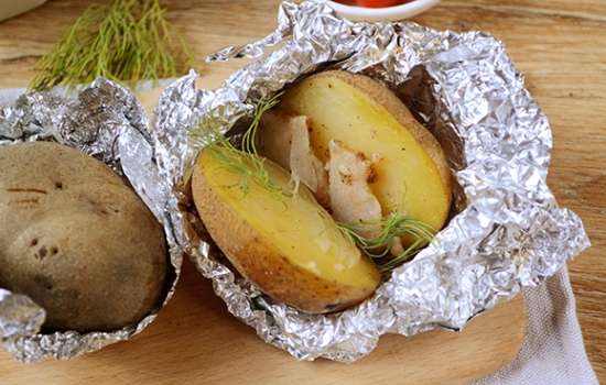 картопля з салом в духовці у фользі — смак дитинства! детальний фото рецепт приготування картоплі з салом запеченої у фользі