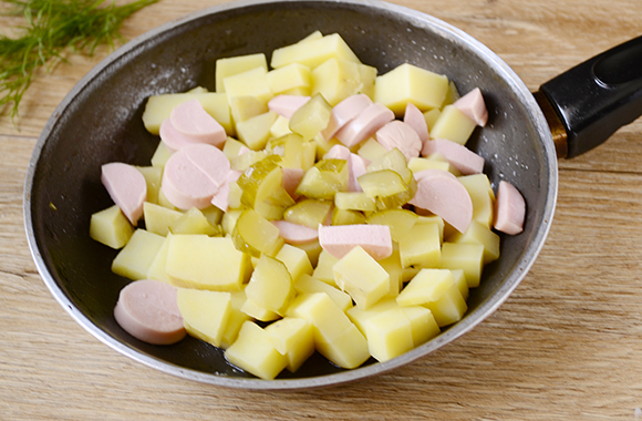 Відварна картопля з яйцем на сковороді – поживна страва з «того, що було». Простий і легкий покроковий рецепт з фото: яєчня з картоплею
