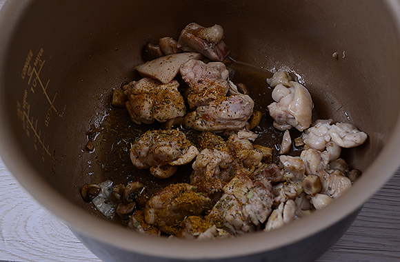 Тушкована курка з грибами: готуємо ароматні стегенця на свято і на кожен день. Авторський покроковий фото рецепт приготування курки з грибами в сметані