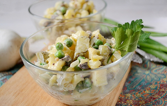 картопляний салат з грибами – повноцінне блюдо для літнього обіду або вечері. покроковий фото-рецепт картопляного салату з печерицями та солоними огірками
