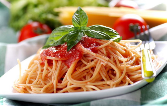 Спагетті з томатною пастою