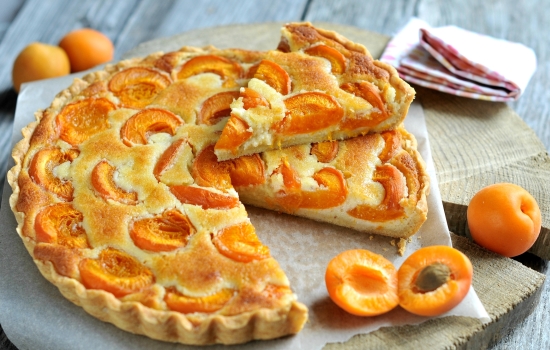 Простий пиріг з абрикосами