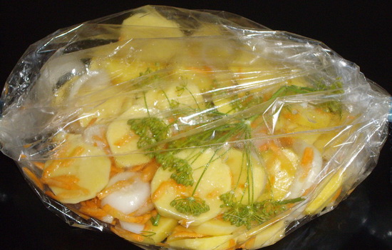 Картопля, запечена в рукаві в духовці