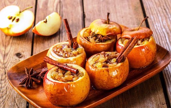 Запечені яблука з медом і корицею в духовці