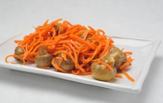 Салат з корейською морквою і грибами