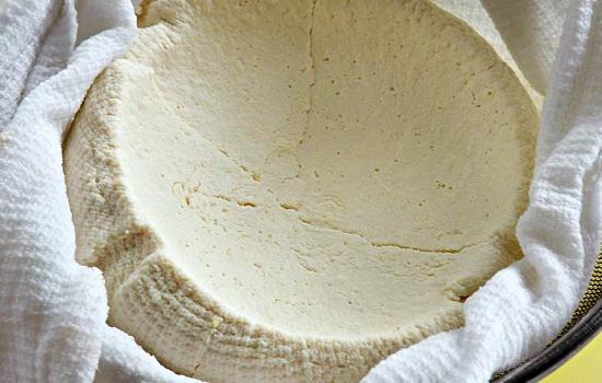 Як зварити сир з кислого молока в домашніх умовах
