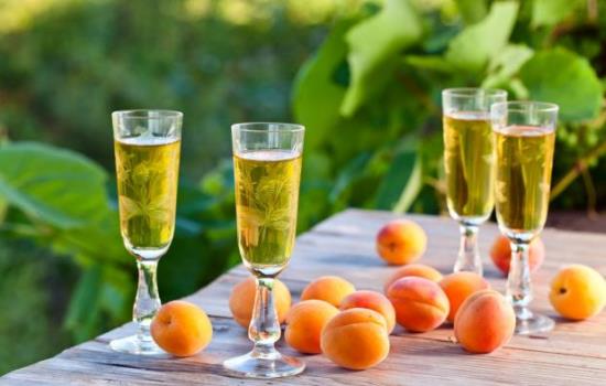 Алкогольні напої з абрикосів в домашніх умовах
