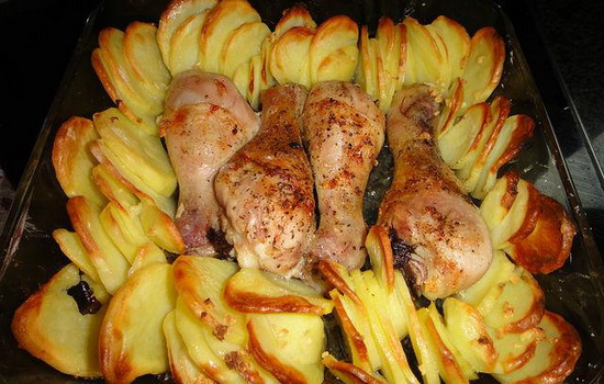 Курячі стегенця з картоплею в духовці
