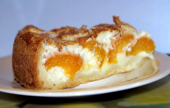 Дріжджовий пиріг з абрикосами
