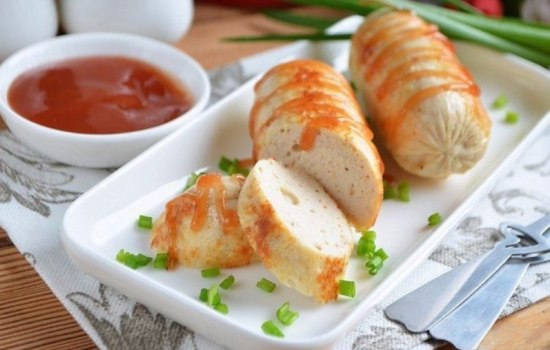 Ковбаски з курячого фаршу – корисна альтернатива сосискам. Добірка рецептів ковбасок з курячого фаршу зі спеціями