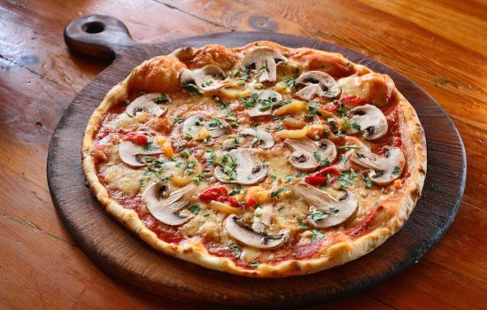 Піца з фаршем і грибами: традиційні та оригінальні рецепти. Домашня піца з фаршем і грибами – кращі варіанти італійської страви