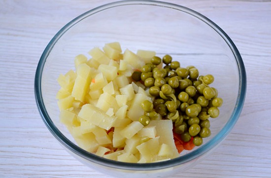 Салат з крабовими паличками і зеленим горошком: універсальний рецепт на свято і в будень. Покроковий рецепт приготування салату з крабовими паличками і горошком (фото)