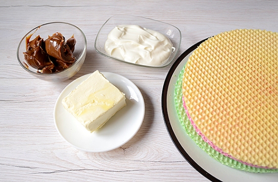 Вафельний торт: покроковий фото рецепт. Майструємо вафельний торт з готових коржів з вареним згущеним молоком – елементарно просто і дуже смачно!