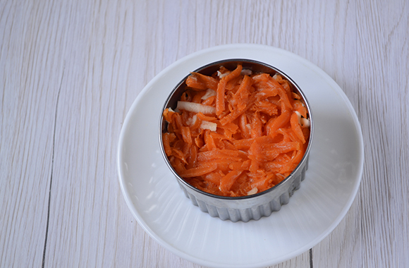 Салат по французьки з морквою: листковий порційний, гарний і смачний. Авторський фото рецепт покрокового приготування салату по французьки з морквою, яйцями, яблуками та горіхами