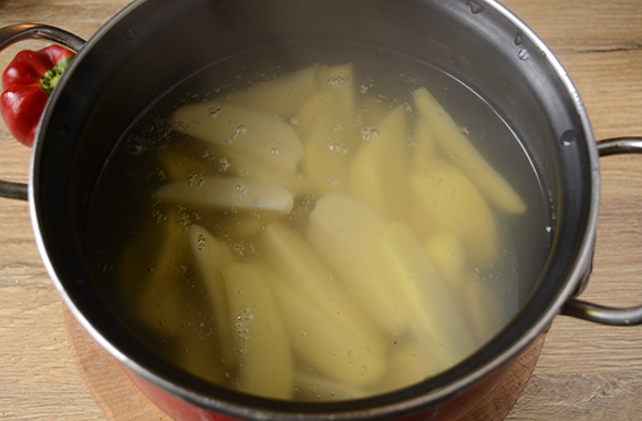 Курка, запечена з картоплею: покроковий фото рецепт. Запікаємо курочку з картоплею, перцем і печерицями – мінімум зусиль, смачний результат!