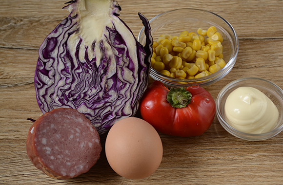 Салат з червонокачанної капусти – яскравий, смачний, вітамінний! Як швидко приготувати салат з червонокачанної капусти з перцем, кукурудзою, ковбасою та яйцями
