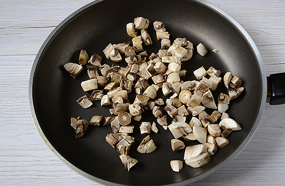 Картопляний салат з грибами – повноцінне блюдо для літнього обіду або вечері. Покроковий фото рецепт картопляного салату з печерицями та солоними огірками