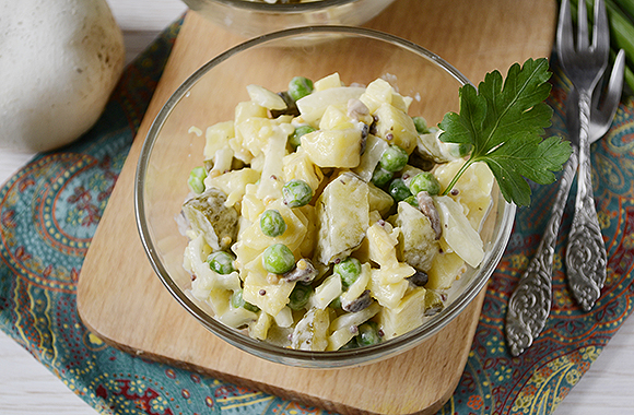Картопляний салат з грибами – повноцінне блюдо для літнього обіду або вечері. Покроковий фото рецепт картопляного салату з печерицями та солоними огірками