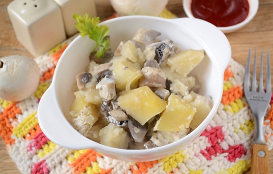 Картопля з грибами в духовці зі сметаною – смачне і поживне блюдо. Авторський покроковий фото рецепт запеченої картоплі з грибами