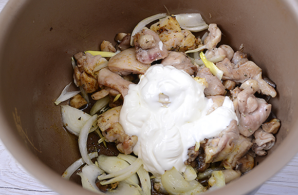 Тушкована курка з грибами: ситно і ароматно! Покроковий авторський рецепт швидкого приготування курки з грибами в мультиварці