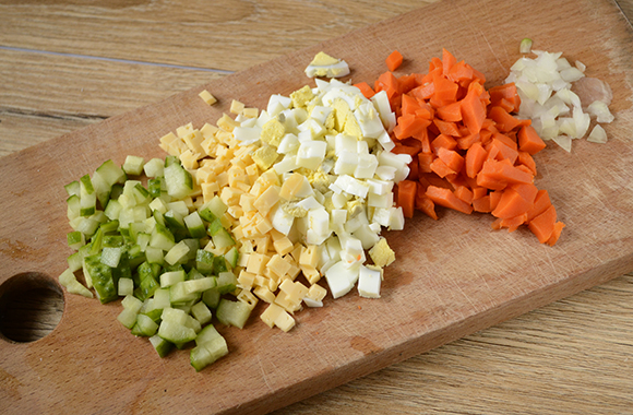 Салат з тунцем і морквою: на свято і на кожен день. Покроковий авторський фото рецепт простого салату з консервованим тунцем