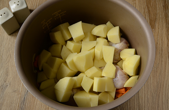Як загасити картоплю з куркою в мультиварці: відмінна вечеря за півгодини! Покроковий фото рецепт курки з тушкованою картоплею в мультиварці
