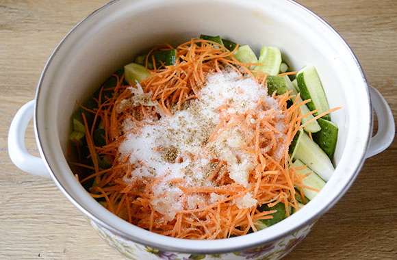 Пікантні огірки по корейськи на зиму з морквою